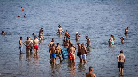 Imagen de gente refresc�ndose en la playa de Barra�a durante la ola de calor.