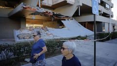 Voladizo ca�do sobre la entrada a un garaje en un edificio de la calle Casares Quiroga