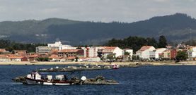 Ni los n�cleos tradicionales de A Illa ni los de O Grove o Vilanova -en la imagen As Sinas- podr�n rebajar la l�nea de costa. 