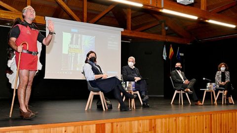 El historiador, gua y actor Suso Martnez (a la izquierda) interpret a Atanasio, uno de los discpulos que trajo a Galicia los restos del Apstol segn la leyenda, en la actuacin que cerr la presentacin del libro Padrn Xacobeo 21-22.