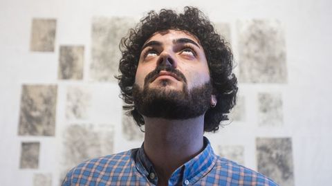 Tuset, autor deste texto, fotografado na galer�a Manolo Eir�n de Carballo 