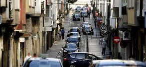 El firme de adoqu�n se sustituir� por otro de hormig�n, m�s adecuado al tr�fico que soporta una de las calles de entrada al centro. 