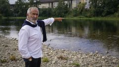 Juan Blanco se�ala el lugar en el que salv� la vida de un joven el pasado mi�rcoles