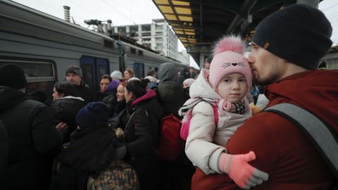 Aglomeraciones a la espera de trenes para salir de Ucrania 