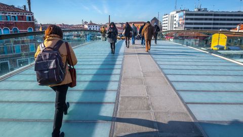 Peatones caminando sobre las losas de cristal del pol�mico puente de Calatrava en Venecia