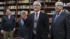 El secretario de la Audiencia de Sevilla, Luis Revilla, muestra la bola con el n�mero 1 correspondiente a la secci�n primera que preside el ex alto cargo de la Junta de Andaluc�a, Pedro Izquierdo (a la izquierda)