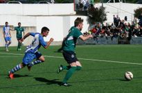 El lateral Joni (de azul) disputa la pelota a un rival el domingo en le campo del San Tirso. 