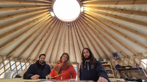 Manuel Guasch, fundador de Celtic Yurts, trabaja en los �ltimos detalles de su proyecto de turismo sostenible junto a su equipo