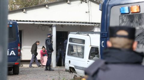 Los Chaquetas. Un operativo de la policía se saldó con 16 detenidos en este campamento, situado en la zona de San Pedro de Leixa.