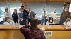 Los altos cargos del Sergas, con el personal que atiende el tel�fono en el centro de salud de Monforte