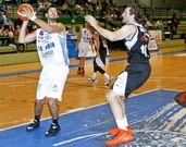 Travis Nelson, ante un jugador del Mar�n en la Copa Galicia. 