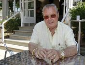 Pombo Botana, este luns a primeira hora da tarde nunha terraza da praza do Concello. 