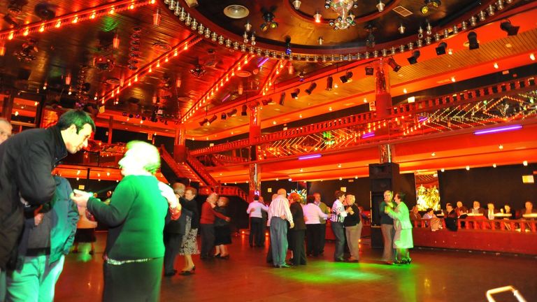 Muchos mayores de A Mari�a se dan cita los fines de semana en la sala Rosalar de Ribadeo