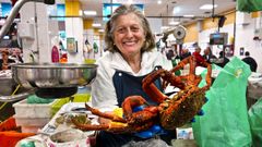 La due�a de Luci Cordero muestra una centolla a 22 euros por kilo.