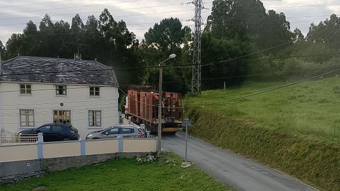 Camiones circulan por una pista que les está vetada