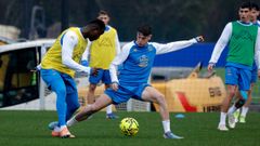 Rub�n L�pez, centro de la imagen, durante un entrenamiento con el Deportivo