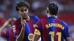 Los jugadores del Barcelona Lamine Yamal y Raphinha celebran un gol.