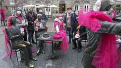 Voluntarios y personal de Adicam, este viernes, en la plaza de San Jos� de Pontevedra