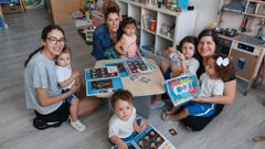 Profesoras y alumnos posan con el album del particular Mundial de Os Pitufi�os