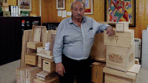 Valeriano Gmez, gerente de Maderas Gmez, con algunas cajas de madera de muestra.