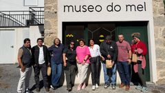 Los ocho t�cnicos internacionales ante el Museo do Mel en O Valadouro