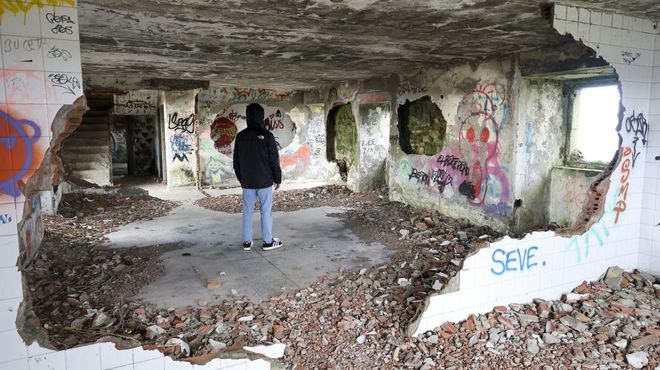 Interior ruinoso del antiguo observatorio meteorolgico de Monteventoso, en Ferrol.