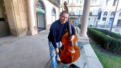 Daniel P�rez Soto, con su contrabajo, en los soportales del teatro Jofre.