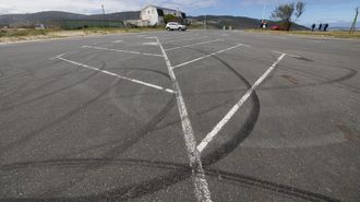 La explanada de Razo se convierte de nuevo en zona de trompos y conducci�n ilegal