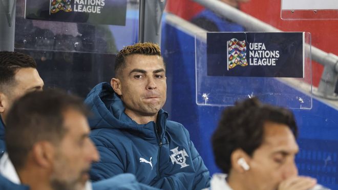 Cristiano Ronaldo en el banquillo durante el partido de Portugal contra Noruega.