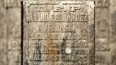 L�pida dedicada a Lino Fern�ndez Vizarro, que hiri� a dos hombres a tiros (a uno de ellos mortalmente) y despu�s se suicid�