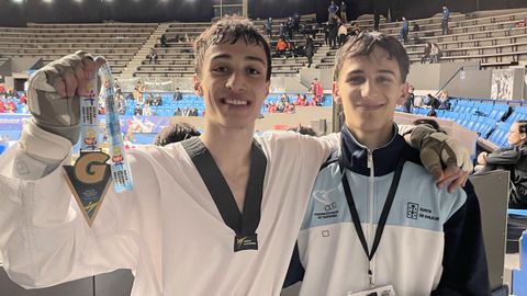 Adrin Salanova muestra su medalla de oro junto a su compaero de club Manu del Ro.