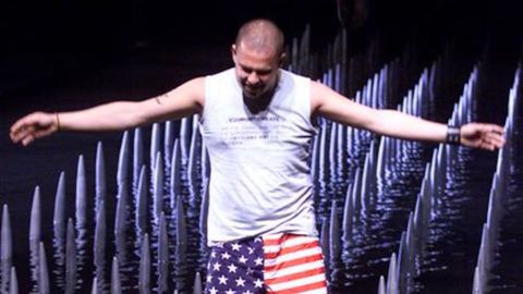 Alexander Mcqueen. Se quitó la vida en el 2020 ahorcándose. Tenía 40 años.