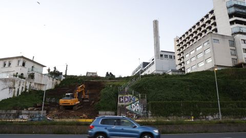 Las máquinas ya trabajan sobre la avenida de A Pasaxe-As Xubias en los trabajos previos de desvío de servicios para la demolición del hotel de pacientes y la obra del viario