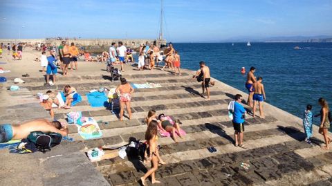 Los ba�istas aprovechan el buen tiempo en Luanco.Los ba�istas aprovechan el buen tiempo en Luanco 