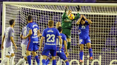 Steven Mossa Real Oviedo Valladolid Horizontal.Masip se adelanta a Steven en un balon aereo