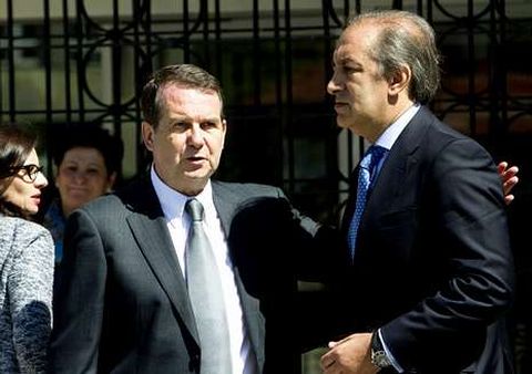 Imagen de archivo que resume lo que ocurre en el Concello de Vigo: Caballero (PSOE) le da una palmada cariñosa a Figueroa (PP) mientras la nacionalista Veloso (BNG) se queda al margen.