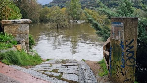 El Miño, desbordado a su paso por Ourense. Paseo termal a la altura del muiño da Veiga