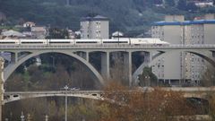 Tren AVE entrando en Ourense en una foto de archivo.