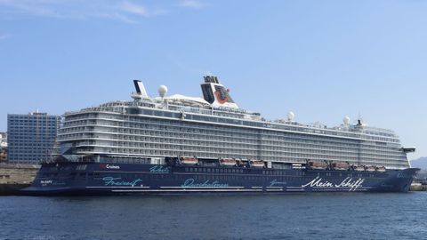 El crucero Mein Shiff 6, de la naviera alemana TUI, amarrado ayer en Vigo.