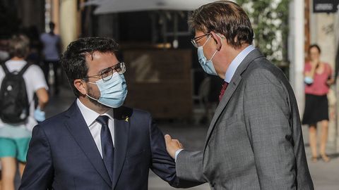 Pere Aragon�s y Ximo Puig, en el palacio de la Generalitat valenciana   