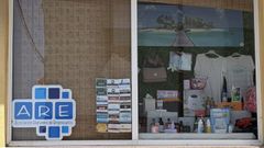 Escaparate de un local de Rianxo que se ha adherido a la campa&ntilde;a de la ARE