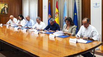 Momento de la firma de Luis Menor con seis alcaldes de la provincia para reformar infraestructuras deportivas