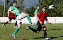 El central, Moya, a la derecha, trata de cortar la internada de un futbolista del Burela.