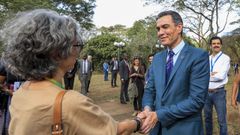 Pedro S�nchez con espa�oles residentes en Kenia durante su gira africana