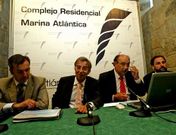 L�pez Corona, de Caixanova, y Ubaldino Rodr�guez (ambos en el centro) presentaron el proyecto.