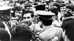 Arsenio Iglesias se encamina a los vestuarios, protegido por la Polic�a Armada, despu�s de que el Deportivo lograse el ascenso a Primera en 1971.