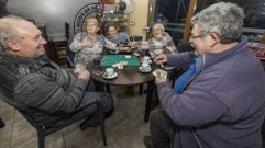 BRANDO�AS. Vecinos de una edad que ya escapa de la juventud estaban reunidos por la tarde en el Campamento Tur�stico Santa Mar�a de Brando�as, parroquia del municipio de Zas. Al menos en este caso tienen un lugar de encuentro que abre a diario. En otras zonas, los bares han desaparecido.