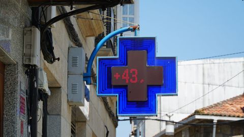 Term�metro digital marcando la temperatura en una farmacia de Caldas de Reis