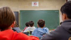 Una clase del IES Torrente Ballester de Pontevedra con un cartel alusivo a la prohibici�n de uso del m�vil 