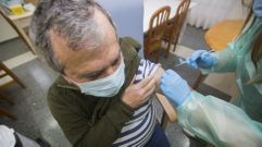 Cada vez son m�s las personas de la Costa da Morte que est�n recibiendo la segunda dosis de la vacuna, lo que significa que en apenas unos d�as estar�n inmunizadas. Ayer fue el turno de usuarios y trabajadores de Aspadex y Aspaber (imagen).